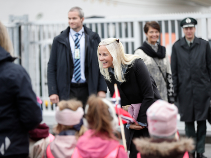 Kronprinsesse Mette-Marit snakker med barnehagebarn ved innledningen av besøket i Kristiansund. Foto: Berit Roald / NTB